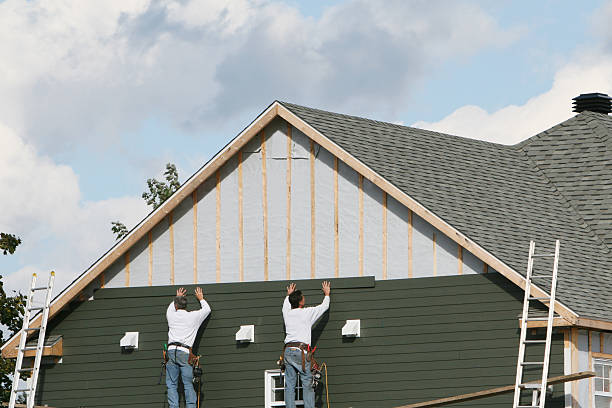 Professional Siding Replacement technician working in Litchfield, IL